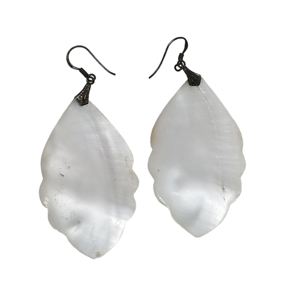 VINTAGE ART DECO CARVED MOTHER OF PEARL LEAF & STERLING SILVER HOOK EARRINGS - Picture 6 of 7